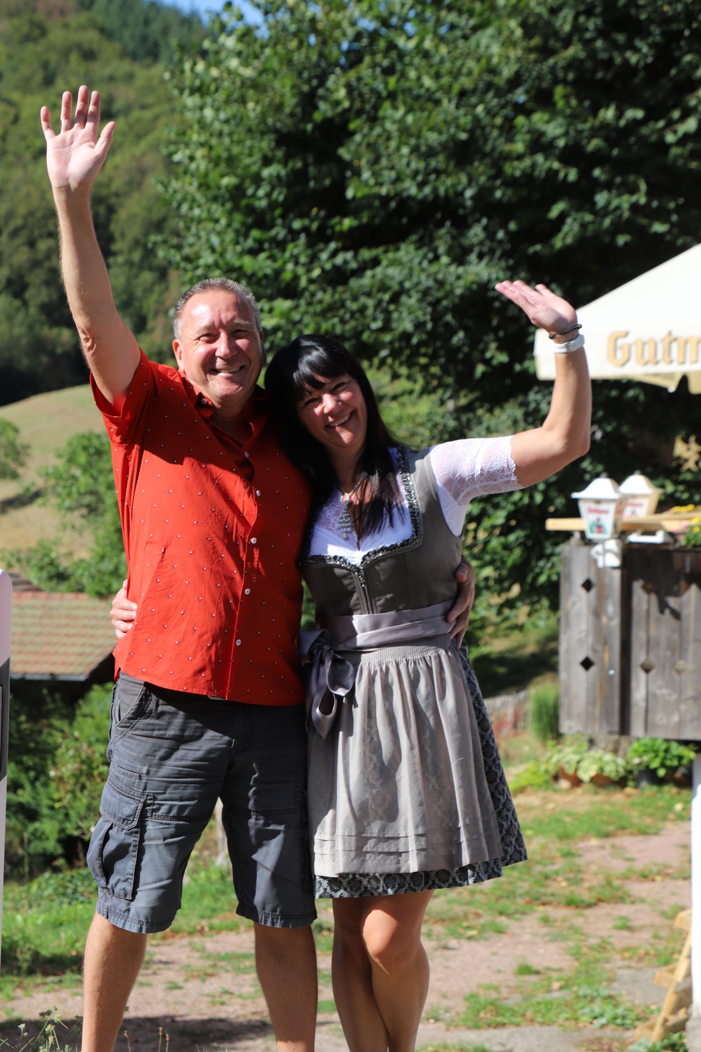 Sonja und Bernd vor dem Gasthaus Krone